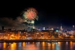 Fuochi d'artificio a Novi Sad, Serbia Fuochi d'artificio del ` s del nuovo anno fotografia stock Fuochi d'artificio a Novi Sad, Serbia Fuochi d'artificio del ` s del nuovo anno fotografia stock