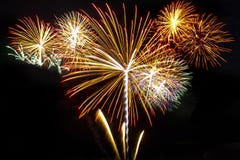 Fuochi d'artificio sui precedenti neri del cielo con la riflessione su acqua a fotografia stock libera da diritti Fuochi d'artificio sui precedenti neri del cielo con la riflessione su acqua a fotografia stock libera da diritti