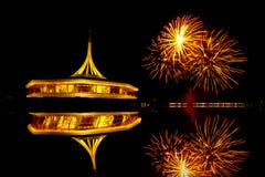 Fuochi d'artificio sui precedenti neri del cielo con la riflessione su acqua a fotografia stock libera da diritti Fuochi d'artificio sui precedenti neri del cielo con la riflessione su acqua a fotografia stock libera da diritti