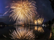 Fuochi d'artificio sul lago lugano, Lavena-Ponte Tresa Fotografie Stock Libere da Diritti Fuochi d'artificio sul lago lugano, Lavena-Ponte Tresa Fotografie Stock Libere da Diritti