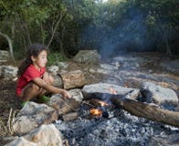 Fuoco di accampamento della ragazza immagine stock Fuoco di accampamento della ragazza immagine stock