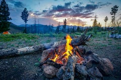 Fuoco di accampamento in platte del sud Colorado fotografie stock libere da diritti Fuoco di accampamento in platte del sud Colorado fotografie stock libere da diritti
