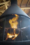 Fuoco in un camino del ferro sotto forma di una cupola fotografia stock libera da diritti Fuoco in un camino del ferro sotto forma di una cupola fotografia stock libera da diritti