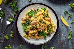 Fusilli hecho en casa de las pastas con el pollo, la col rizada verde, el ajo, el limón y el queso parmesano Comida casera sana imagenes de archivo Fusilli hecho en casa de las pastas con el pollo, la col rizada verde, el ajo, el limón y el queso parmesano Comida casera sana imagenes de archivo