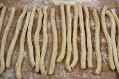 Fusilli italien cru frais fait maison de pâtes avec de la farine sur le fond en bois images stock Fusilli italien cru frais fait maison de pâtes avec de la farine sur le fond en bois images stock