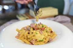 Fusilli makaron z bekonowym i koźlim serem zdjęcie stock Fusilli makaron z bekonowym i koźlim serem zdjęcie stock