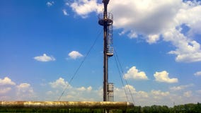 Fusée pour le gaz associé évasé Le point final du système de décompression sur l'huile images stock Fusée pour le gaz associé évasé Le point final du système de décompression sur l'huile images stock
