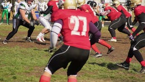 Futbolistas ansiosos que esperan la broche, ataque feroz para abordar al estratega almacen de video Futbolistas ansiosos que esperan la broche, ataque feroz para abordar al estratega almacen de video