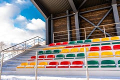 Futebol colorido vazio & x28; Soccer& x29; Assentos do estádio no inverno coberto na neve - Sunny Winter Day imagem de stock royalty free Futebol colorido vazio & x28; Soccer& x29; Assentos do estádio no inverno coberto na neve - Sunny Winter Day imagem de stock royalty free