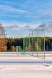Futebol vazio ( Soccer) Campo no inverno coberto em parte na neve - Sunny Winter Day imagens de stock Futebol vazio ( Soccer) Campo no inverno coberto em parte na neve - Sunny Winter Day imagens de stock
