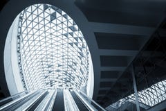 Futuristische architectuur met grote vensters Stock Afbeeldingen