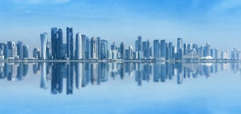 Futuristische stedelijke horizon van Doha, Qatar Doha is de hoofd en grootste stad van de Arabische staat Qatar Panoramisch lands stock foto Futuristische stedelijke horizon van Doha, Qatar Doha is de hoofd en grootste stad van de Arabische staat Qatar Panoramisch lands stock foto