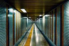 Futuristisk tunnelbanastation i Kyoto arkivfoto Futuristisk tunnelbanastation i Kyoto arkivfoto