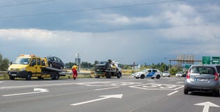 Fuzesabony, Венгрия 2 автомобиля на эвакуаторах после аварии на дороге Полиция преградила движение сломленное стекло стоковое изображение rf Fuzesabony, Венгрия 2 автомобиля на эвакуаторах после аварии на дороге Полиция преградила движение сломленное стекло стоковое изображение rf