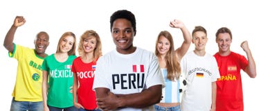 Fußballanhänger von Peru mit Fans aus anderen Ländern lizenzfreie stockbilder Fußballanhänger von Peru mit Fans aus anderen Ländern lizenzfreie stockbilder