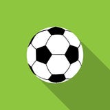 Fußballkugel auf grünem Hintergrund stock abbildung Fußballkugel auf grünem Hintergrund stock abbildung