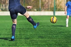 Fußballspieler, der Fußball tritt stockfotos Fußballspieler, der Fußball tritt stockfotos