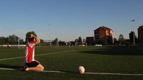 Fußballspieler ist nicht mit seinem Spiel zufrieden stock video Fußballspieler ist nicht mit seinem Spiel zufrieden stock video