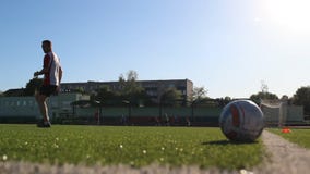 Fußballspieler ist, springend laufend und während des Trainings stock video footage Fußballspieler ist, springend laufend und während des Trainings stock video footage