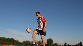 Fußballspieler tritt den Ball mit seinen Füßen während des Trainings stock video footage Fußballspieler tritt den Ball mit seinen Füßen während des Trainings stock video footage
