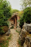 Fußweg durch einen Garten, der zu den Eingang eines mittelalterlichen englischen Hauses um die Klippe, Haustür des roten Backstei lizenzfreies stockfoto Fußweg durch einen Garten, der zu den Eingang eines mittelalterlichen englischen Hauses um die Klippe, Haustür des roten Backstei lizenzfreies stockfoto