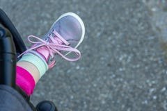Fuß eines Babys mit Schuh lizenzfreie stockfotos Fuß eines Babys mit Schuh lizenzfreie stockfotos