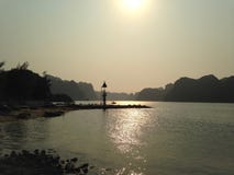 Fyr i den Halong fjärden, Vietnam royaltyfri fotografi Fyr i den Halong fjärden, Vietnam royaltyfri fotografi