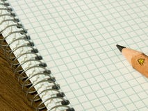 Fyrkantig matematikstudentbok och svart blyertspenna royaltyfri fotografi Fyrkantig matematikstudentbok och svart blyertspenna royaltyfri fotografi