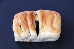 Fyrkantigt formbröd med russinfyllning royaltyfri fotografi Fyrkantigt formbröd med russinfyllning royaltyfri fotografi