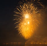 Fyrverkeri för ferie för nattstadsberöm ljust royaltyfri fotografi Fyrverkeri för ferie för nattstadsberöm ljust royaltyfri fotografi