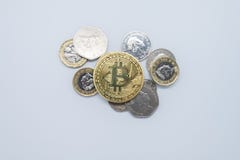 Fysieke gouden Bitcoin die bovenop duidelijk oud Engels geld leggen royalty-vrije stock foto Fysieke gouden Bitcoin die bovenop duidelijk oud Engels geld leggen royalty-vrije stock foto