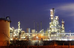Fábrica con la contaminación atmosférica, industria de petróleo fotografía de archivo Fábrica con la contaminación atmosférica, industria de petróleo fotografía de archivo