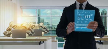 Fábrica elegante de Iot en la industria 4 0 conceptos de la tecnología del robot, ingeniero, hombre de negocios usando la tableta imagen de archivo Fábrica elegante de Iot en la industria 4 0 conceptos de la tecnología del robot, ingeniero, hombre de negocios usando la tableta imagen de archivo
