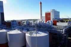 Fábrica industrial moderna contra el cielo azul fotografía de archivo Fábrica industrial moderna contra el cielo azul fotografía de archivo