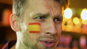 Fã masculino desagradado com perda nacional da equipe de futebol, bandeira espanhola no mordente vídeos de arquivo Fã masculino desagradado com perda nacional da equipe de futebol, bandeira espanhola no mordente vídeos de arquivo