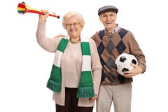 Fãs de futebol idosos alegres com uma trombeta e um futebol fotografia de stock royalty free Fãs de futebol idosos alegres com uma trombeta e um futebol fotografia de stock royalty free