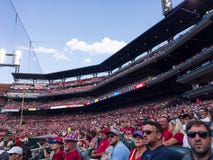 Fãs em Busch Stadium que apreciam os cardeais basebol jogo 25 de maio de 2019 fotografia de stock Fãs em Busch Stadium que apreciam os cardeais basebol jogo 25 de maio de 2019 fotografia de stock