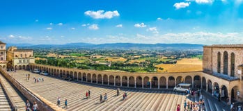 Fäll ned plazaen nära den berömda basilikan St Francis av Assisi, Italien fotografering för bildbyråer Fäll ned plazaen nära den berömda basilikan St Francis av Assisi, Italien fotografering för bildbyråer