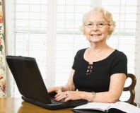 Fällige Frau mit Laptop. lizenzfreies stockbild Fällige Frau mit Laptop. lizenzfreies stockbild