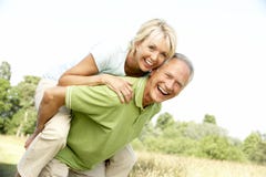 Fällige Paare, die Spaß in der Landschaft haben Lizenzfreie Stockbilder Fällige Paare, die Spaß in der Landschaft haben Lizenzfreie Stockbilder