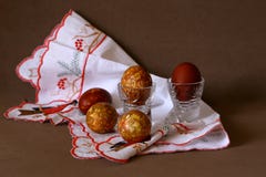 Färbte eine Zwiebelschale des Eies in den Kristallgläsern bis zum einem hellen Feiertag von Ostern auf der gestickten weißen Serv Stockfotos Färbte eine Zwiebelschale des Eies in den Kristallgläsern bis zum einem hellen Feiertag von Ostern auf der gestickten weißen Serv Stockfotos