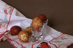 Färbte eine Zwiebelschale des Eies in den Kristallgläsern bis zum einem hellen Feiertag von Ostern auf der gestickten weißen Serv Stockfotografie Färbte eine Zwiebelschale des Eies in den Kristallgläsern bis zum einem hellen Feiertag von Ostern auf der gestickten weißen Serv Stockfotografie
