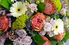 Färgglad bukett av blommor i röd skala royaltyfria foton Färgglad bukett av blommor i röd skala royaltyfria foton