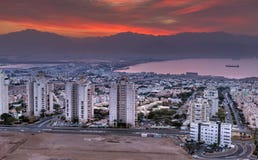 Färgrik flyg- scenisk sikt på Eilat Israel och Aqaba Jordanienstäder royaltyfria foton Färgrik flyg- scenisk sikt på Eilat Israel och Aqaba Jordanienstäder royaltyfria foton