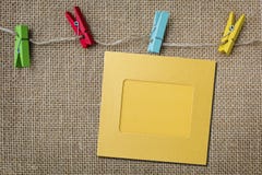 Färgrik pappers- fotoram på säckvävbakgrund arkivbilder Färgrik pappers- fotoram på säckvävbakgrund arkivbilder