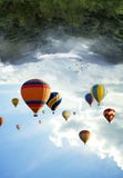 Färgrika ballonger som flyger i en värld som är uppochnervänd liten panorama- bild för ogenomskinlighetsberg arkivfoto Färgrika ballonger som flyger i en värld som är uppochnervänd liten panorama- bild för ogenomskinlighetsberg arkivfoto