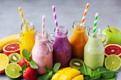 Färgrika fruktsmoothies för sommar i krus med ingredienser Sunt, detox och att banta matbegrepp arkivbilder Färgrika fruktsmoothies för sommar i krus med ingredienser Sunt, detox och att banta matbegrepp arkivbilder