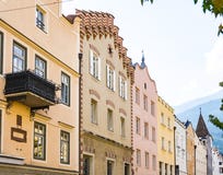 Färgrika hus i Bressanone Brixen, Italien arkivbilder Färgrika hus i Bressanone Brixen, Italien arkivbilder