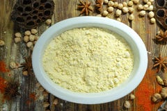 Färgrika indiska matingredienser - mjöl, kikärt och spic för gram Royaltyfria Bilder Färgrika indiska matingredienser - mjöl, kikärt och spic för gram Royaltyfria Bilder