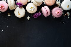 Färgrika macarons på svart stenar bakgrund Bästa sikt med kopieringsutrymme royaltyfri fotografi Färgrika macarons på svart stenar bakgrund Bästa sikt med kopieringsutrymme royaltyfri fotografi